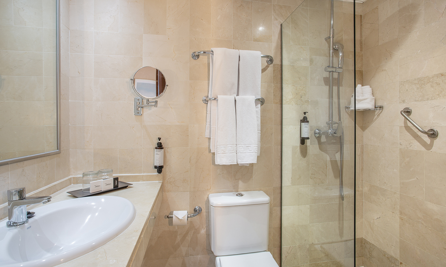 Las Junior Suite Deluxe tienen Baño con Ducha